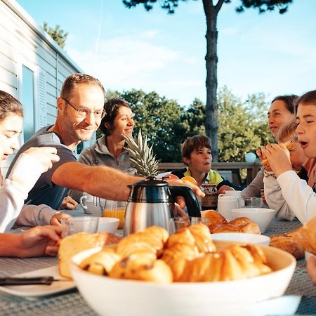 Mobil Homes Xxl2 4 Chambres - Camping Le Ranch Des Volcans シャテルギュイヨン エクステリア 写真