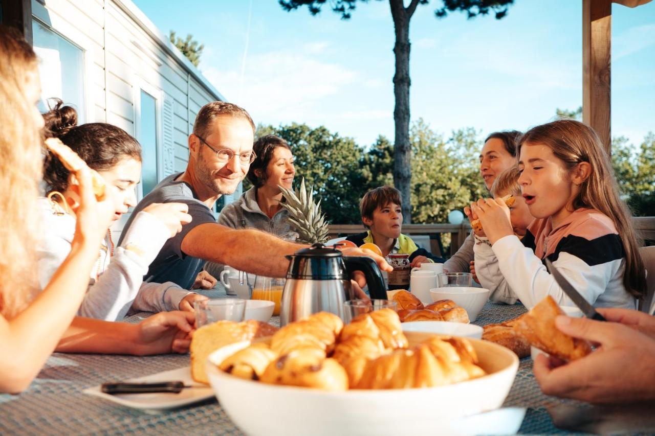 Mobil Homes Xxl2 4 Chambres - Camping Le Ranch Des Volcans シャテルギュイヨン エクステリア 写真